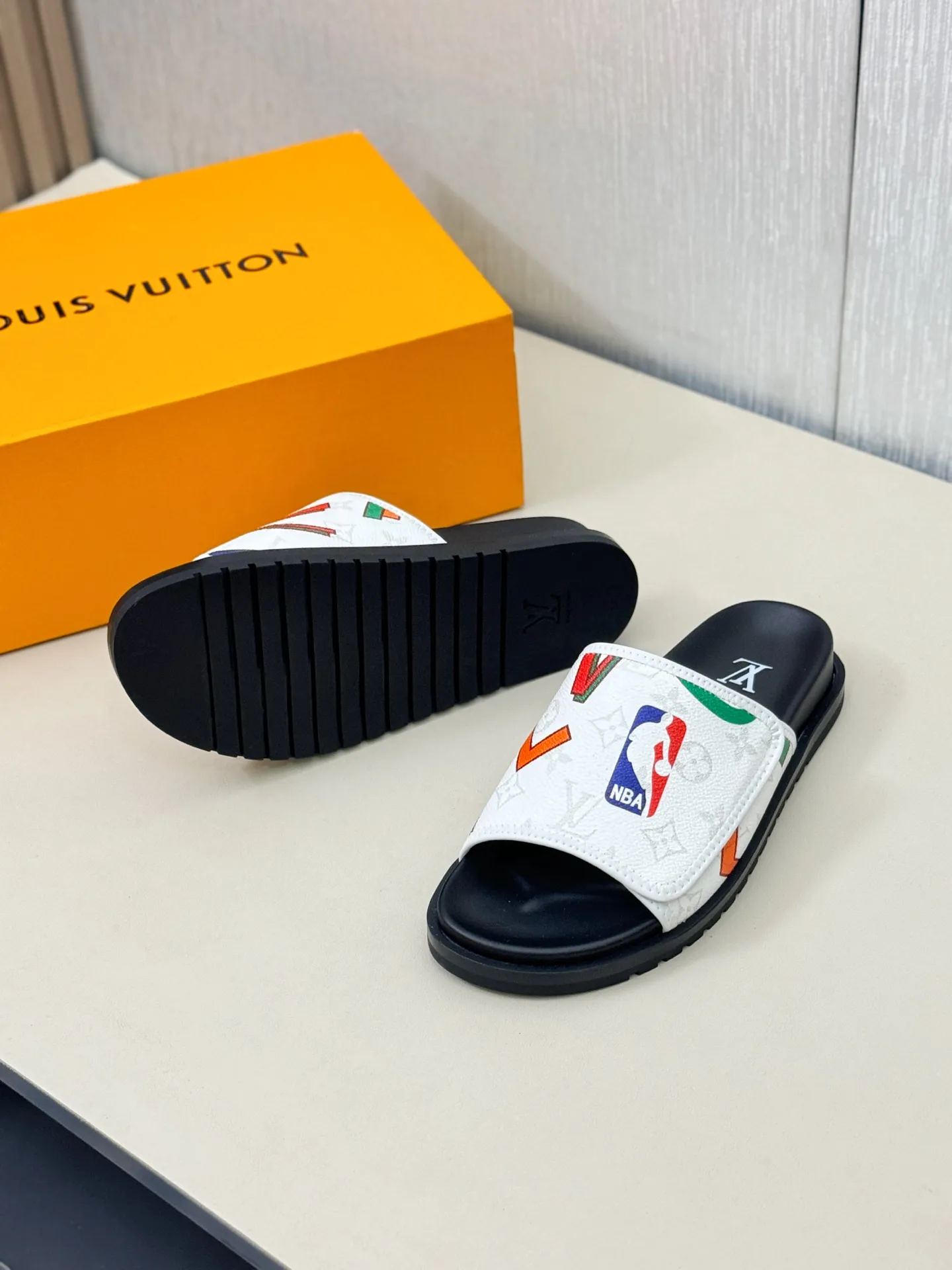 [L Home] P: 340💰Size: 38-45 Top purchasing agent lv men's summer slippers, classic presbyopia with Velcro, soft real leather lining, unique color splicing effect, distinctive personality, fashionable and trendy essential style, light and comfortable. Lightweight and tough rubber insole, micro ridged foam outsole, super comfortable!